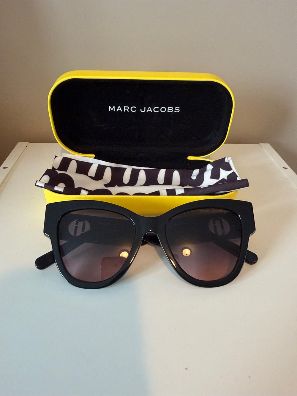 NWT Marc Jacobs Black Cat-Eye Sunglasses with Case